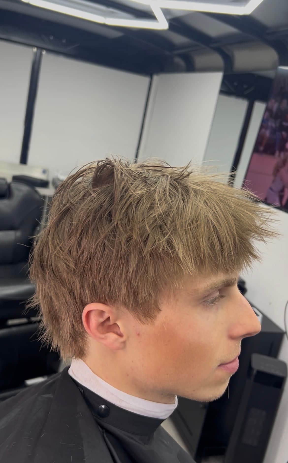 Wispy textured cut, side profile